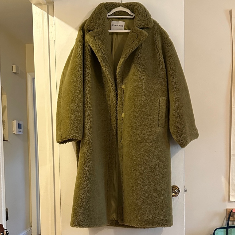 Stand studio green teddy coat